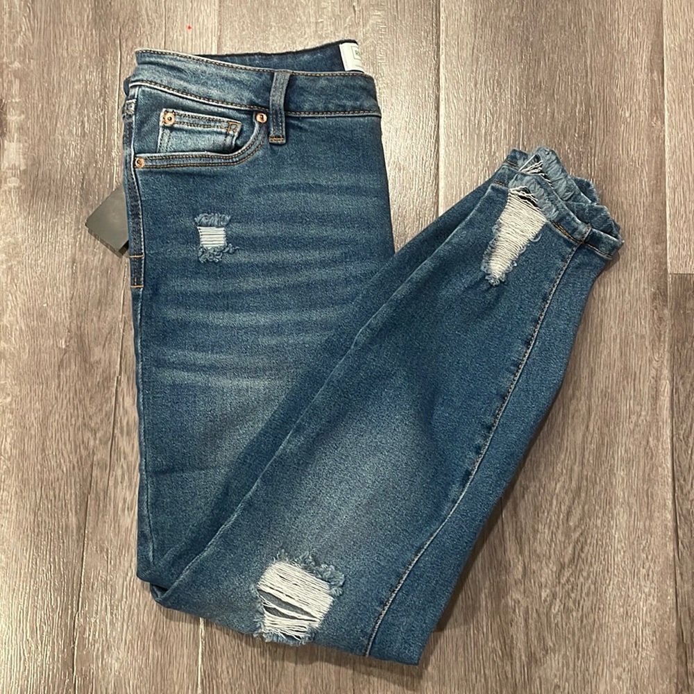 Distressed jeans. Ankle skinny . Mid rise NWT size 31